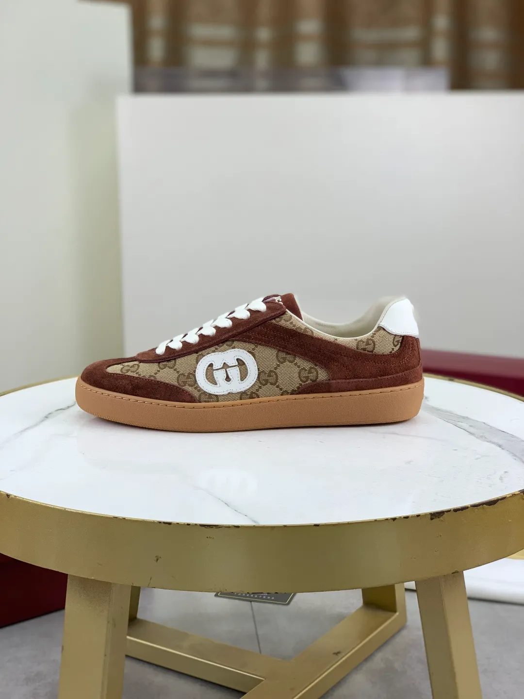Men's shoes 💰P562 New GUCCI classic design moral training element catwalk model, matching version of top quality moral training shoes for men and women. Epoxy logo process is concave and convex, matching oil edge technology, punched cowhide cloth surface, suede cowhide surface splicing, breathable and not stuffy, the original overlasted shoe model is comfortable on the feet.  Fabric: Matched leather + cloth + mesh Lining: Water-dyed sheepskin Foot: Water-dyed sheepskin Outsole: Original molded TP matching environmentally friendly material Packaging: Top counter full set of packaging Female 35-42 (Female 41.42. Customized) Male 39-46 (46 customized)
